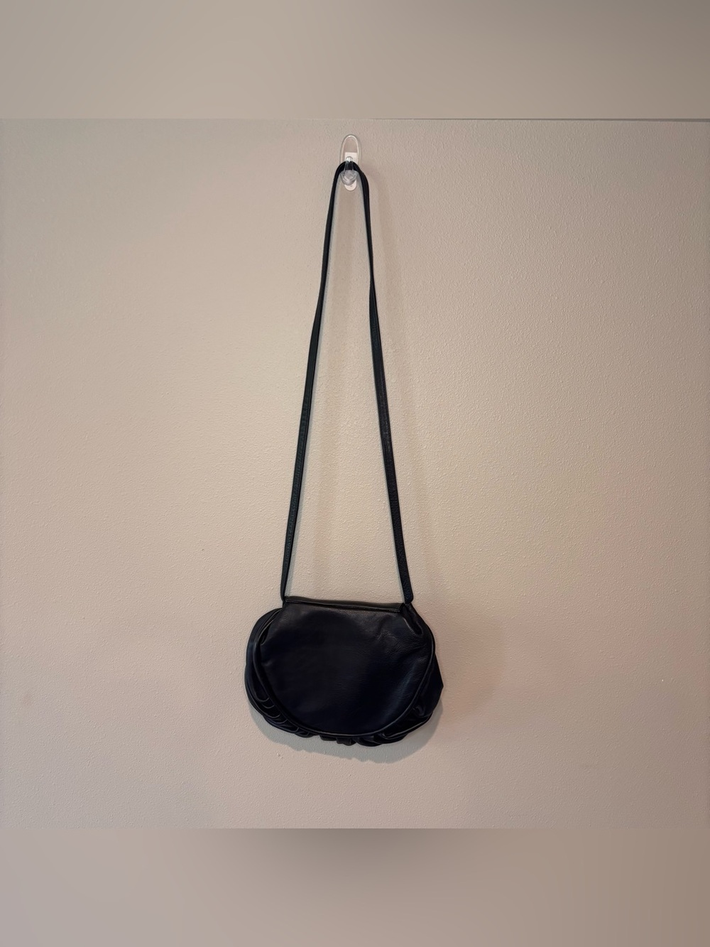 VINTAGE NORDSTROM Genuine Black Leather Shoulder Bag with Decorative Gold Accent - Picture 3 of 11